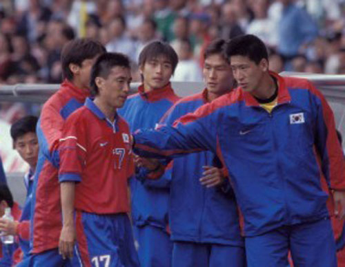 1998 월드컵 멕시코전에서 퇴장당하는 하석주. 대한축구협회 제공