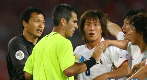 2006 월드컵 스위스전에서 판정에 항의하는 한국 선수들. 대한축구협회 제공