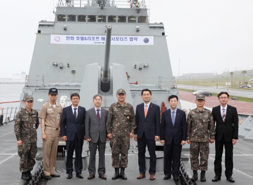 한화호텔앤드리조트와 해군 제7기동전단이 업무제휴 체결 후 기념 사진을 찍고 있다. 한화호텔앤드리조트 제공