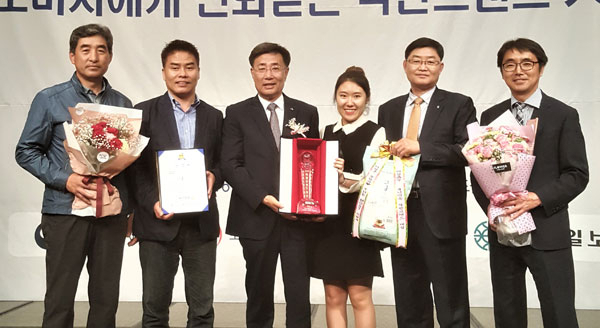 의성진쌀이 4년 연속 착한브랜드 대상을 받았다. 의성군 관계자들이 수상 후 기념사진을 찍고 있다. 의성군 제공