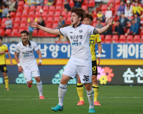 대구FC의 박한빈이 19일 광양전용구장에서 열린 K리그 14라운드 전남 드래곤즈와의 경기에서 경기 종료 직전 극적인 1대1 동점골을 터트린 뒤 기뻐하고 있다. 대구FC 제공