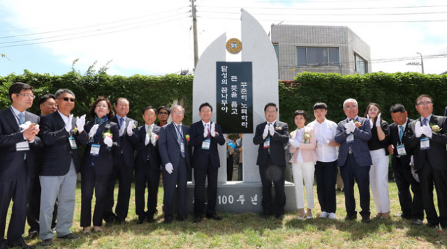 20일 대구 달성초등학교 운동장에서 열린 개교 100주년 기념식에서 고동현 100주년 기념사업회 이사장, 박수하 총동창회장을 비롯한 동문과 내빈들이 기념비 제막을 한 뒤 기념촬영을 하고 있다. 정운철 기자 woon@msnet.co.kr
