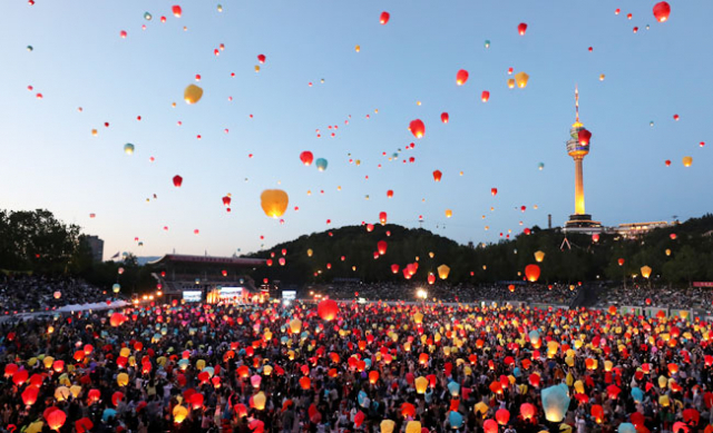 전국적인 축제로 자리매김하고 있는 대구 소원풍등 날리기 행사가 암표상들의 기승 탓에 망신거리가 되고 있다. 지난해 열린 소원풍등 날리기 행사때 밤하늘을 수놓고 있는 