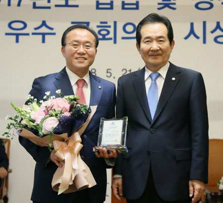 윤재옥 자유한국당 국회의원(대구 달서을, 사진 왼쪽)이 \