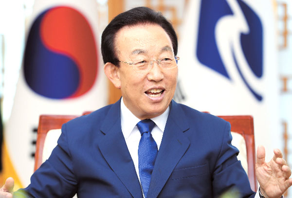 김관용 경북도지사는 21일 매일신문과 인터뷰에서