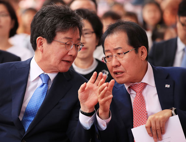 바른미래당 유승민(왼쪽) 대표와 자유한국당 홍준표 대표가 부처님오신날인 22일 오전 서울 종로 조계사에서 열린 봉축법요식에 참석해 이야기를 나누고 있다. 연합뉴스