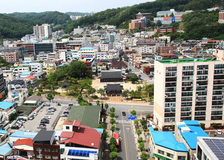 안동시는 웅부문화공원~안동역 앞 구간 도로를 웅부 안동의 상징성과 역사성을 나타내는 문화공간, 가로공원 및 야간경관 조성 등 아름다운 거리로 만든다. 안동시 제공