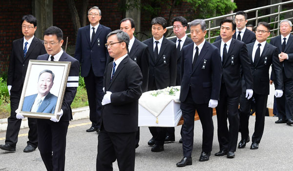 22일 오전 서울 종로구 서울대병원 장례식장에서 열린 구본무 LG그룹 회장의 발인식에서 사위 윤관 블루런벤처스 대표가 영정을 들고 있다. 연합뉴스