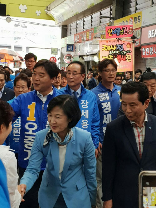 더불어민주당 추미애 대표가 22일 구미 중앙시장을 찾아 6＆#129;13 지방선거에 출마한 여당 후보들과 함께 시민들을 만나고 있다. 전병용 기자