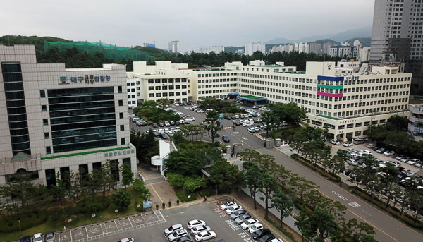 생후 10개월된 아이가 울자 막말을 하고 학대한 혐의로 재판에 넘겨진 40대 아동 돌보미에게 법원이 무죄를 선고했다. 법원은 학대 행위 자체는 인정했지만 아이 부모가 몰래 녹음한 음성을 증거로 인정하지 않았다. 대구지법 전경. 매일신문 DB