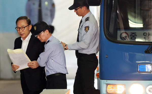 첫 재판을 받기 위해 23일 오후 서울중앙지법에 나타난 이명박 전 대통령. 연합뉴스