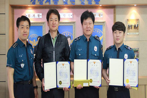 안동경찰서는 21일 내부직원 역량강화와 경찰상 확립을 위해 우수직원 선발행사를 가졌다. 검거왕에 박용우 경위(왼쪽 두 번째)가 순찰왕 김상훈 경위(왼쪽 세 번째), 홍보왕에 이명진 순경(왼쪽 네 번째)이 선정됐다. 안동경찰서 제공