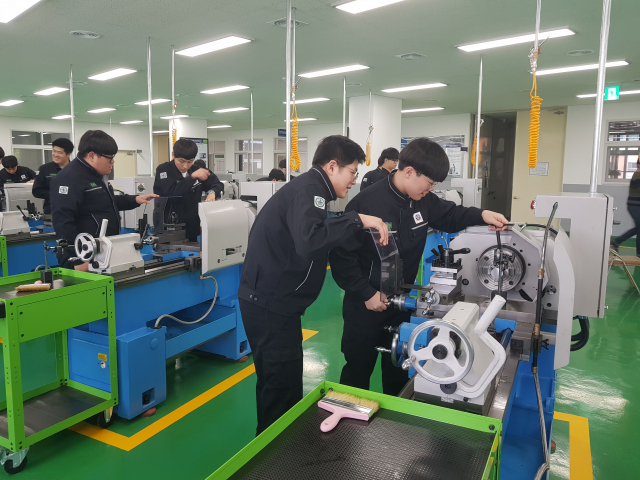 경북기계명장고 1학년 학생들이 25일 명장관 내 선반가공실에서 실습을 하고 있다. 경북기계명장고 제공