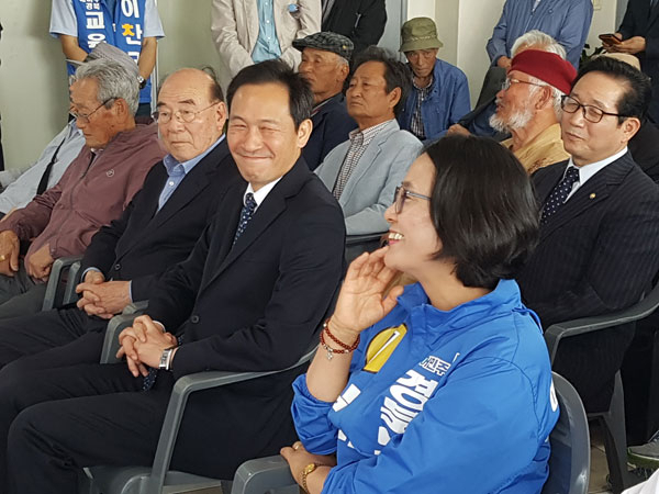 더불어민주당 우상호(앞줄 오른쪽 두 번째) 의원이 24일 같은 당 임미애 경북도의원 후보 선거사무소를 찾아 임 후보를 보며 미소짓고 있다.임미애 후보 사무소 제공