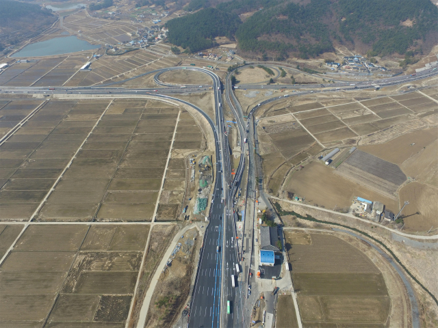 경상북도는 경부고속도로(영천~언양) 확장 등 접근하기 쉬운 도로교통망을 만들기 위해 노력하고 있다. 사진은 영천~언양간 경주나들목 모습. 경북도 제공