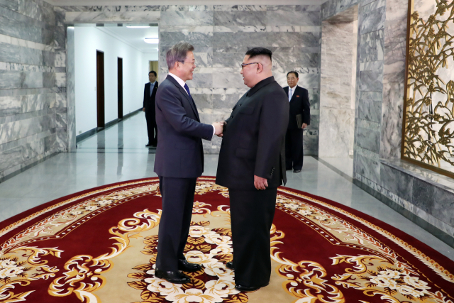 문재인 대통령과 북한 김정은 국무위원장이 26일 오후 판문점 북측 통일각에서 정상회담을 하기 앞서 악수를 하고 있다. [청와대 제공=연합뉴스]