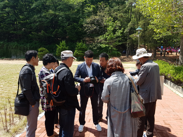 경북도환경연수원이 환경사진반을 새롭게 개설해 회원들이 사진 촬영에 대한 수업을 하고 있다. 경북도환경연수원 제공