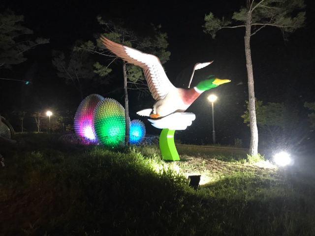 봉화 명호면 도천리 테마공원에 오리알과 비상하는 청둥오리 조형물이 들어섰다.