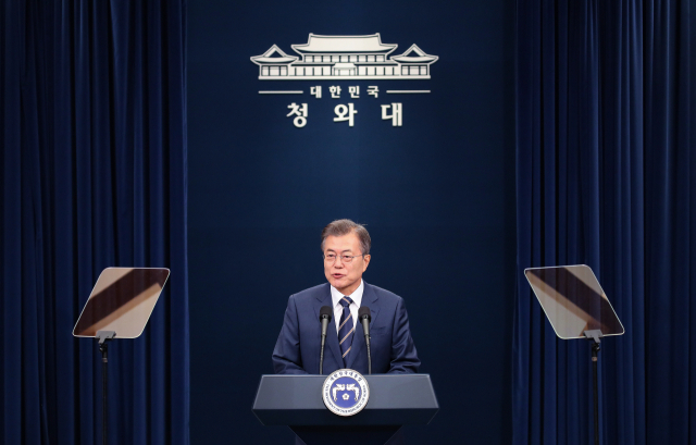 문재인 대통령이 27일 오전 청와대 춘추관에서 전날 김정은 북한 국무위원장과 가진 제2차 남북정상회담 결과를 발표하고 있다. 연합뉴스