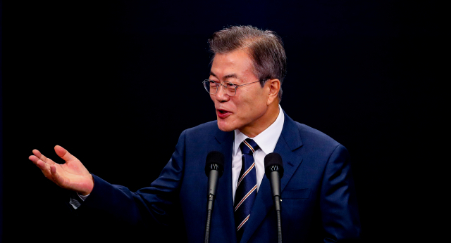 문재인 대통령이 27일 오전 청와대 춘추관에서 전날 김정은 북한 국무위원장과 가진 제2차 남북정상회담 결과를 발표한 뒤 성사 배경에 대해 설명하고 있다. 연합뉴스