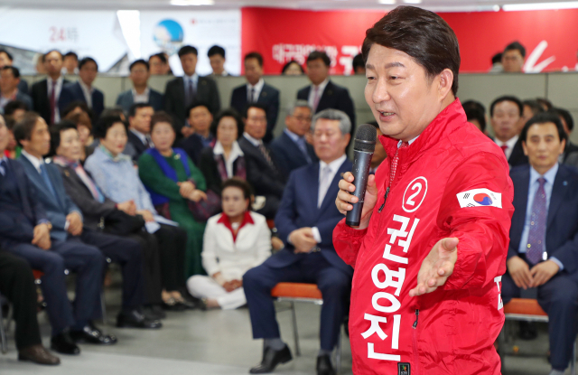 권영진 자유한국당 대구시장 후보가 26일 수성구 선거사무소에서 열린 시민선거대책위원회 발대식에서 발언을 하고 있다. 성일권 기자 sungig@msnet.co.kr