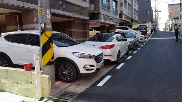 지난 24일 장애인 자립생활가정이 들어설 예정이던 서구 한 빌라 앞이 입주민들의 차로 가로막혀 있다. 대구장애인인권연대 제공