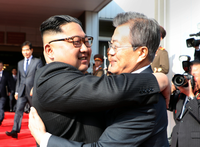 포옹하는 남북 정상 (서울=연합뉴스) 문재인 대통령과 북한 김정은 국무위원장이 26일 오후 판문점 북측 통일각에서 정상회담을 마친 후 헤어지며 포옹하고 있다. 연합뉴스