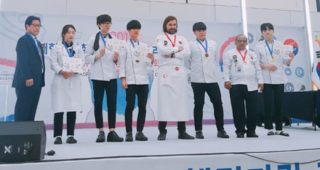 대경대가 요리, 제빵 등 각종 대회에서 우수한 성적을 거두고 있다. 대한민국 챌린지컵 국제요리경연대회를 석권한 대경대 푸드아트스쿨 호텔조리마스터 전공 학생들 모습. 대경대 제공