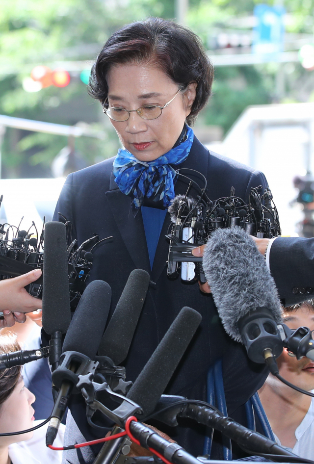 직원들에게 폭언을 퍼붓고 손찌검한 의혹이 제기된 한진그룹 조양호 회장의 아내 이명희 일우재단 이사장이 28일 경찰 조사를 받기 위해 서울 종로구 내자동 서울지방경찰청에 도착해 취재진의 질문에 답하고 있다.