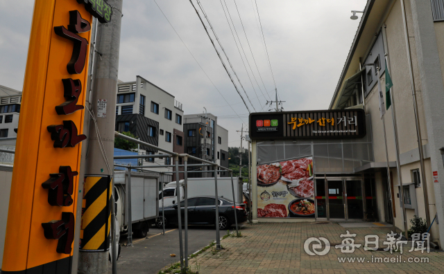 28일 대구 북구 읍내동 칠곡시장 내 다문화잔치거리. 입점을 희망하는 사업자가 없어 운영에 어려움을 겪고 있다. 우태욱 기자 woo@msnet.co.kr