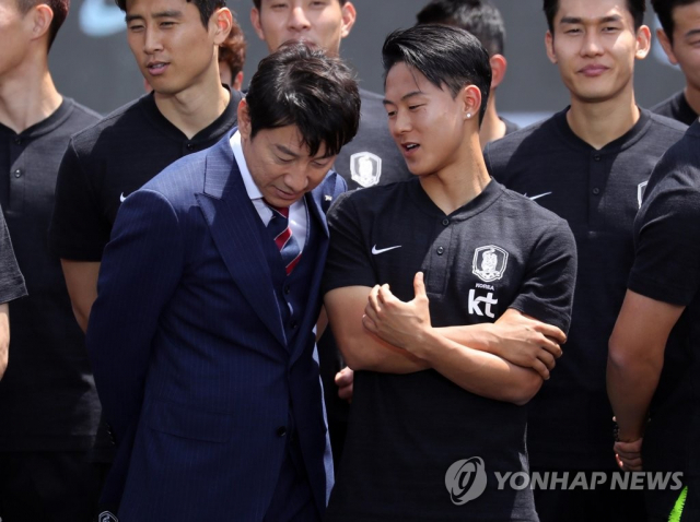 대화하는 신태용 감독과 이승우. 연합뉴스