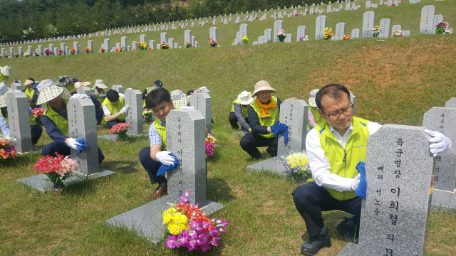 경북농협(본부장 여영현)과 전국금융산업노동조합 NH농협지부 경북지역본부(위원장 권경욱)는 28일 6월 호국의 달을 앞두고 영천 호국원을 찾아 묘역 정화활동을 했다.