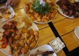 눈물을 머금고 맛있게 먹었던 한국식 치킨. 고추장 소스 치킨은 한국에서 먹었던 웬만한 치킨보다 더 맛있었다.