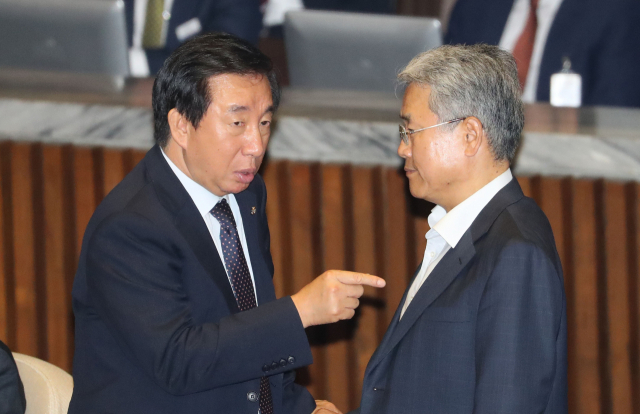 자유한국당 김성태 원내대표(왼쪽)와 바른미래당 김동철 원내대표가 28일 오후 국회 본회의장에서 대화하고 있다. 연합뉴스