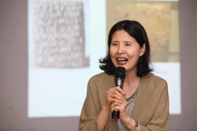 28일 매일 탑 리더스 아카데미에서 최영미 시인이 강연하고 있다.
