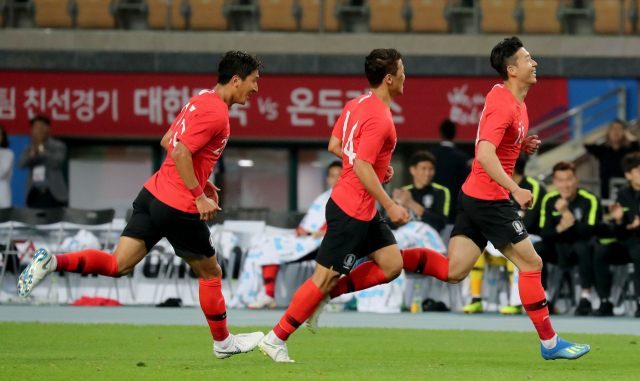 28일 오후 대구스타디움에서 열린 2018 러시아 월드컵 평가전 대한민국과 온두라스의 경기에서 손흥민이 후반전 팀의 첫번째 골을 성공시킨 뒤 기뻐하고 있다. 김영진 기자 kyjmaeil@msnet.co.kr