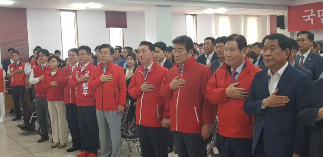 자유한국당 경북도당이 29일 6·13 지방선거 후보와 당원 등 200여 명이 참석한 가운데 선거대책위원회 발대식을 가졌다. 연합뉴스