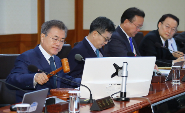 문재인 대통령이 29일 오전 청와대에서 열린 국무회의에서 의사봉을 두드리고 있다. 연합뉴스