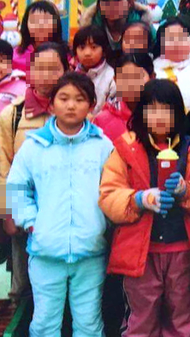 사건 발생 2년 전 허은정 양이 대구 우방랜드로 체험학습을 떠난 날 찍은 사진. 하늘색 옷을 입은 소녀가 은정 양. 은정 양의 뒤로 하얀색 상의에 작은 얼굴이 동생이다. 허은정 양 동생 제공.
