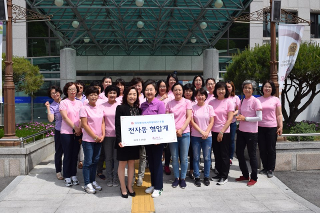 코오롱 가족사회봉사단은 구미시장애인종합복지관을 방문해 봉사단 격려 및 후원품 등을 30일 전달했다. 구미시장애인종합복지관 제공
