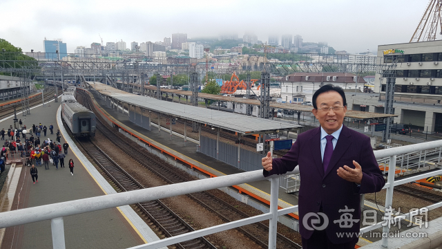 김관용 경북도지사가 30일 러시아 블라디보스토크역에서 시베리아 횡단철로 구간 열차 시승에 앞서 북방초원 실크로드 사절단에게 열차 탑승의 취지를 설명하고 있다. 박영채 기자
