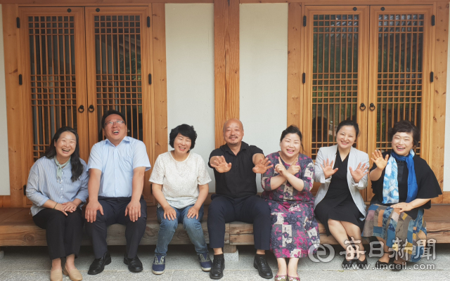 안동 관광두레 주민사업체들은 먹거리, 볼거리, 체험거리, 놀거리 등 다양한 분야에서 안동 관광객 1천만명 시대를 주도적으로 준비해 나가고 있다. 주민사업체 대표들이 한자리에 모여 기념촬영하고 있다 (사진 왼쪽부터 문정현