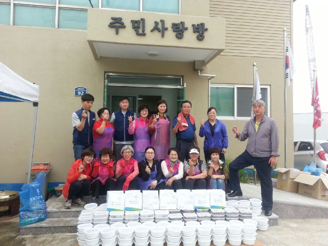 울진군 죽변면지역사회보장협의체 회원들이 직접 만든 반찬을 지역 소외계층 100가구에 전달했다. 울진군 제공
