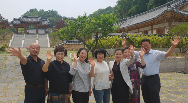안동 관광두레 주민사업체들은 먹거리, 볼거리, 체험거리, 놀거리 등 다양한 분야에서 안동 관광객 1천만명 시대를 주도적으로 준비해 나가고 있다. 주민사업체 대표들이 경북 유니크베뉴로 선정된 예움터 마을에 모여 기념촬영하고 있다 (사진 왼쪽부터 