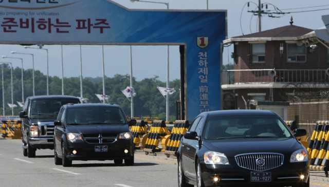 북미정상회담 의제 논의를 위해 북한과 실무회담을 마친 미측 협상팀 차량이 30일 오후 경기도 파주시 통일대교에서 임진강을 건너 복귀하고 있다. 연합뉴스