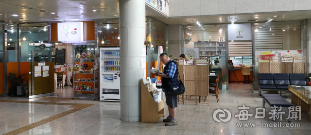 대구시가 설립한 대구달구벌재활스포츠센터(이하 달구벌재활센터)가 19년 동안 불법으로 매점과 카페를 운영한 것으로 드러났다. 30일 대구 달구벌재활스포츠센터 매점과 카페. 성일권 기자 sungig@msnet.co.kr