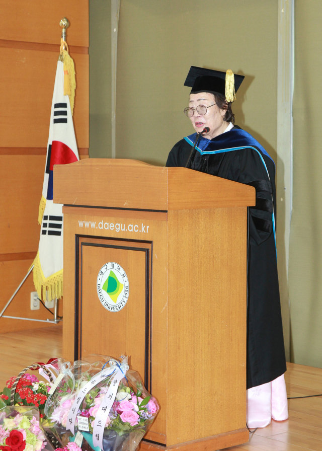 이용수 할머니가 대구대로부터 명예철학박사 학위를 받았다. 대구대는 지난해 전국 대학 캠퍼스 최초로 평화의 소녀상을 건립하기도 했다. 대구대 제공