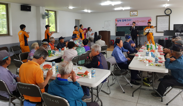고령소방서 119할매·할배 사랑봉사단 재능공연 장면. 고령소방서 제공