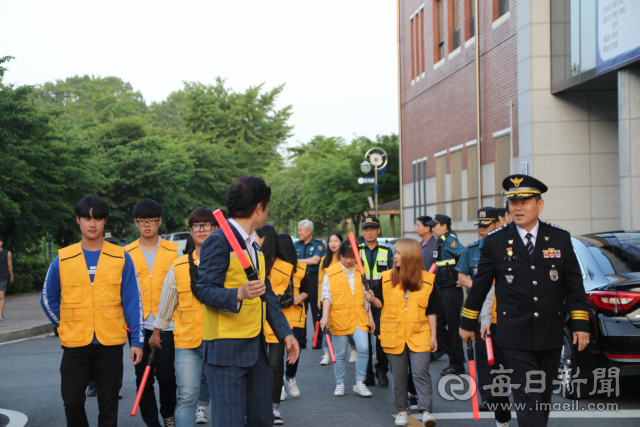 30일 예천경찰서와 경북도립대학교가 함께 학내 범죄 예방과 치안 강화를 위해 솔개뜰 학생자치순찰봉사단 선발, 발대식을 갖고 교내 순찰에 나섰다. 윤영민 기자