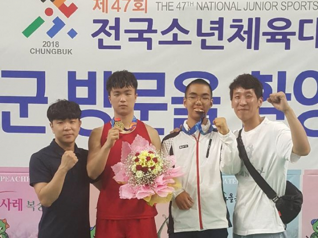 김재민(왼쪽에서 두번째) 봉화중 학생이 전국소년체전 복싱에 출전, 동메달을 획득했다. 봉화교육지원청 제공